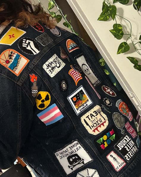 jean jacket back is all full !! can't wait till the entire coat is covered [the two blank spots are reserved for commissioned patches] Black Jacket With Patches, Black Jean Jacket With Patches, Patched Jacket, Jacket With Patches, Jacket Outfit Women, Jacket Outfit, Patches Jacket, Outfit Women, Black Jacket