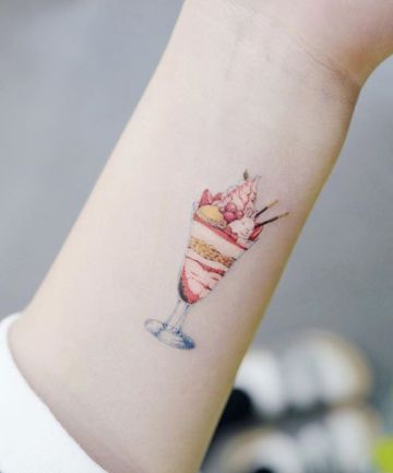 Strawberry Parfait - This strawberry parfait is so intricate in its detail, right down to the two chocolate Pocky sticks poking out the top. Small Nature Tattoo, Tattoo 2017, Tattoo Mini, Strawberry Parfait, Food Tattoos, Fire Tattoo, Small Food, Gorgeous Tattoos, Temporary Tattoo Designs