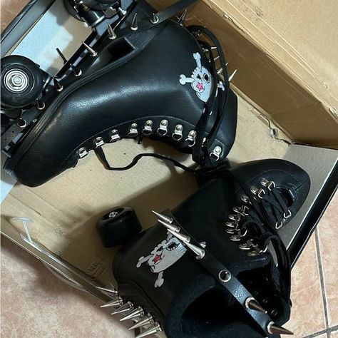 Gothic Roller Skates, Emo Roller Skates, Punk Roller Skates, Grunge Roller Skates, Goth Roller Skating Outfits, Roller Skate Ideas, Cute Goth Shoes, Goth Roller Skates, Roller Derby Aesthetic