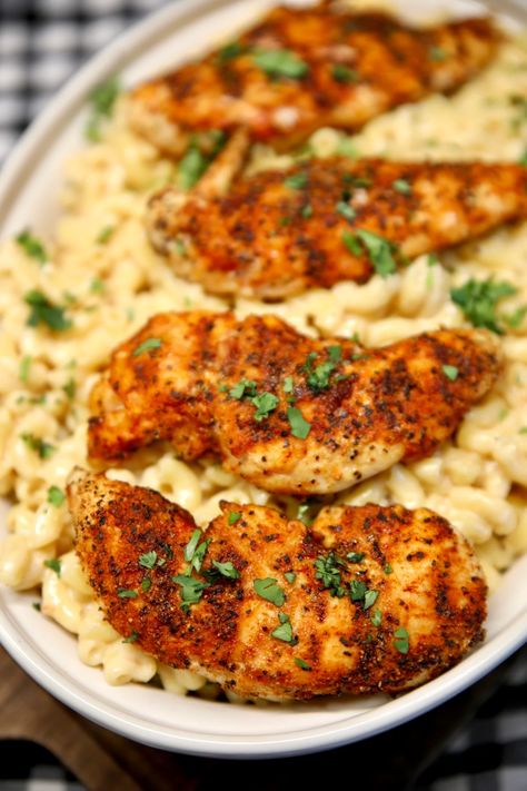 Chipotle Chicken Mac and Cheese is a comforting meal that is loaded with amazing flavors. The spicy chicken pairs perfectly with the smoked gouda pasta for a dinner everyone will love. Chicken And Mac And Cheese Dinners, Smoked Gouda Pasta, Chicken With Mac And Cheese, Chicken And Mac And Cheese, Gouda Pasta, Chicken Mac And Cheese, Spicy Grilled Chicken, Smoked Gouda Cheese, Mac Cheese Recipes