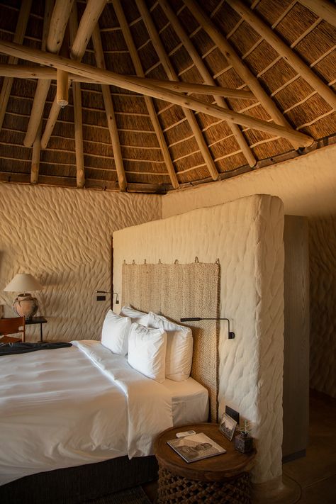 Safari Lodge Tent, African Hut House, Luxury Lodge Interiors, Earth Ship Homes, Safari Lodge Interior, Bush Cabin, African Lodge, Bush Camp, African Hut