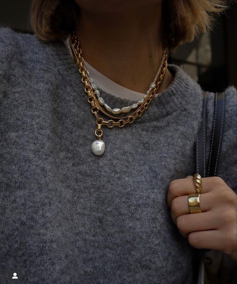 Stacked Necklaces Aesthetic, Statement Necklace Outfit, Pearl Necklace Outfit, Autumn Layering, Autumn Accessories, New Look Fashion, Necklace Outfit, Instagram Autumn, Paris Mode