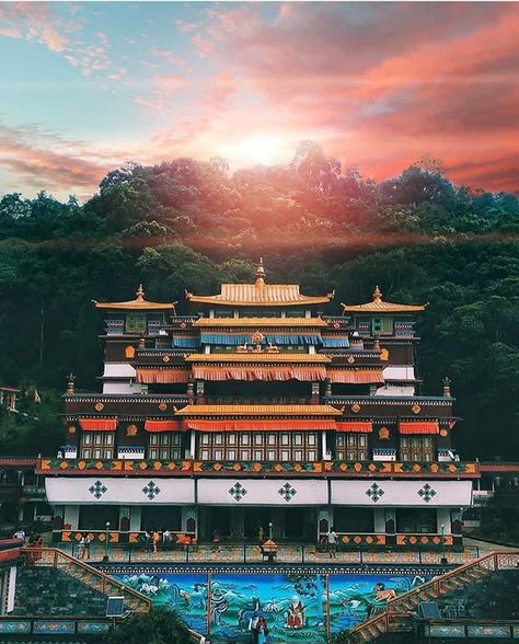 At a distance of 8 km from Banjhakri Falls and 16 km from Gangtok, Ranka Monastery is a Buddhist monastery situated at Ranka near Gangtok,… Network Aesthetic, Buddhist Monastery, Gangtok, Instagram Cover, Cover Templates, Architecture Design Drawing, States Of India, Instagram Highlight Covers, The Social Network