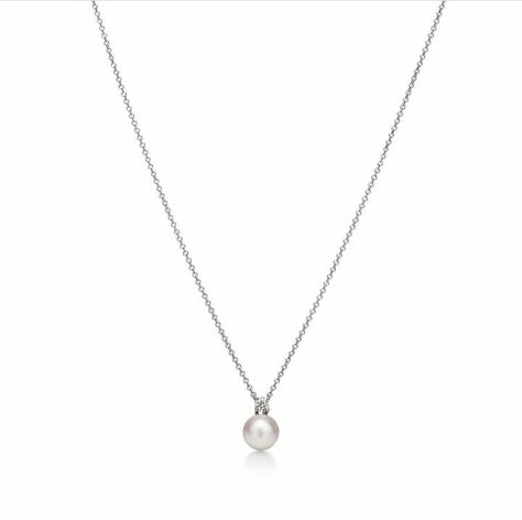 Tiffany Signature Pearl's pendant in 18k white gold with a pearl and a diamond Tiffany Pearl Necklace, Tiffany Pearls, Bridal Jewelry Necklace, Tiffany And Co Necklace, Single Pearl Necklace, Blue Box, Pearl Pendant Necklace, Brilliant Diamond, Gold Pearl