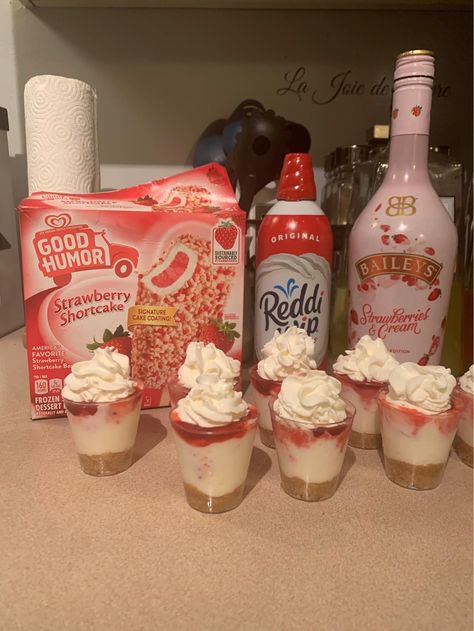 Strawberry Shortcake Shot, Cheesecake Shots, Baileys Drinks, Strawberry Shortcake Cheesecake, Fun Drinks Alcohol, Pretty Alcoholic Drinks, Cheesecake Lovers, Yummy Alcoholic Drinks, Mixed Drinks Alcohol