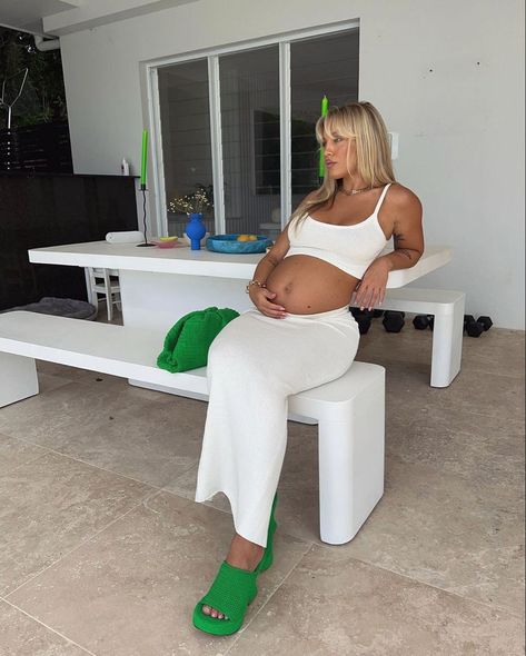 Tammy Hembrow Pregnant Outfit, Belly Out Pregnancy Outfit, Pregnant Sweatpants Outfit, Hot Maternity Outfits, Pregnant Outfits Aesthetic, Tammy Hembrow Pregnant, Pregnant Fall Outfits, Fall Pregnancy Outfits, Pregnant Fits