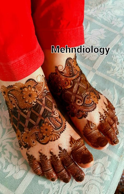 Foot Mehndi Designs Simple, Leg Mehandi, Fingers Mehndi Designs, Leg Mehndi Designs, Leg Mehendi, Mehndi Design Bridal, Fingers Mehndi, Feet Henna, Foot Mehndi