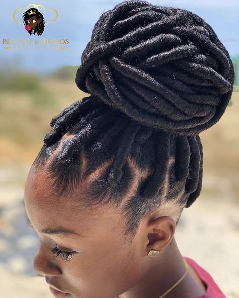 Check out @simonelovee❤️ Twisted Braid Hairstyles, Neat Bun, Easy Protective Styles, Brazilian Wool Hairstyles, Brazilian Wool, Voice Of Hair, Hair Threading, Twisted Braid, Cornrows Braids For Black Women