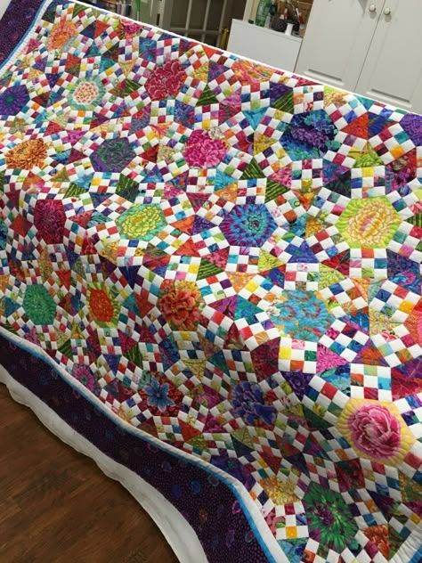 Nine Patch Quilt, Quilt Modernen, Hexagon Quilt, Colorful Quilts, Nine Patch, Scrap Quilt, Quilts To Make, Kaffe Fassett, Patch Quilt