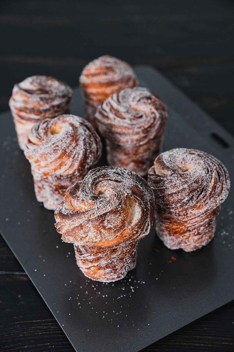 Cruffins Recipe, Danish Baking, Cruffin Recipe, Almond Croissants, Butter Pastry, How To Make Cream, Chocolate Custard, Cronut, Almond Croissant