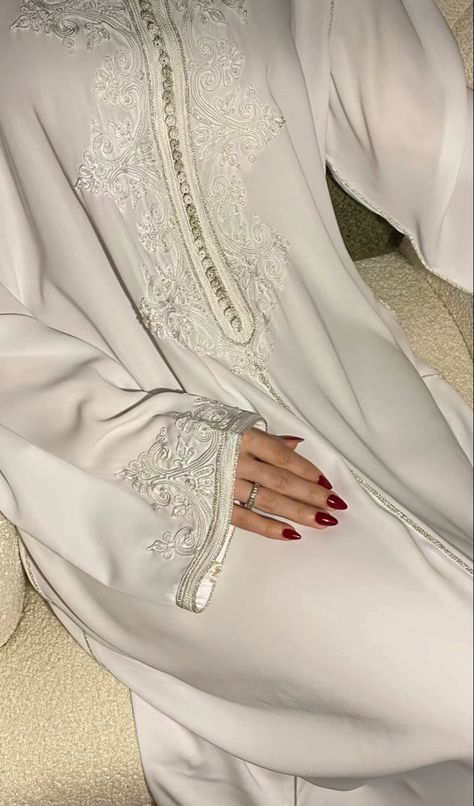 White moroccan djelleba 🕊 Jalabiya Arabic Dress, Arabic Outfit, Moroccan Bride, Algerian Clothing, Moroccan Clothing, Kente Styles, Moroccan Kaftan, Cute Modest Outfits, Moroccan Fashion