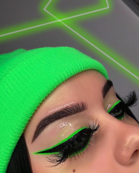 Neon Green Eyeshadow, Neon Looks, Green Eyeshadow Looks, Green Makeup Tutorial, Skull Makeup Tutorial, Green Eyeliner, Wedding Makeup For Brown Eyes, Neon Makeup, Rave Makeup