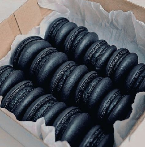 Black Dessert, Black Candy, Macaroon Recipes, Quinceanera Themes, Black Food, Professional Decor, Black Goth, Cute Desserts, Urban Street