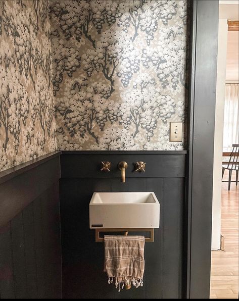 Small Half Bathroom, Tiny Powder Room, Dark Bathroom Ideas, Dark Bathrooms, Powder Room Decor, Powder Room Design, Decoration Inspiration, House Bathroom, Bathroom Inspiration