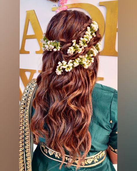 Wedding hairstyles with waves and flowers, white flowers, waves hairdo, grooms sisters hairstyle for wedding, semi open hairdo, colored Hairstyle, open wedding hair, floral arrangements for hair. Open Hairdo, Hairstyles With Waves, Wedding Hair Floral, Hair With Waves, Groom Sister, Hairstyle For Wedding, Engagement Hairstyles, Flowers White, Floral Hair