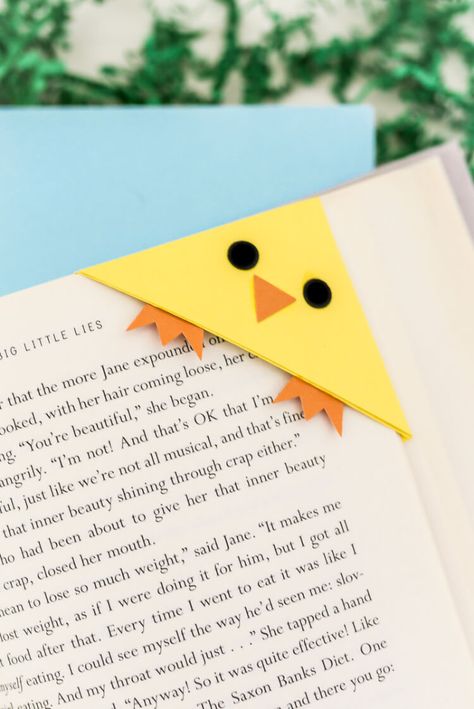 These Easter bookmarks -- a bunny and chick -- can either be cut on a Cricut or Silhouette or cut by hand! Get the free files that make the perfect handmade gift for any Easter basket. Afternoon Crafts, Bookmark Crochet, Handmade Bookmarks Diy, Fun Easter Crafts, Origami Bookmark, Quick And Easy Crafts, Instruções Origami, Easy Easter Crafts, Diy Bookmarks