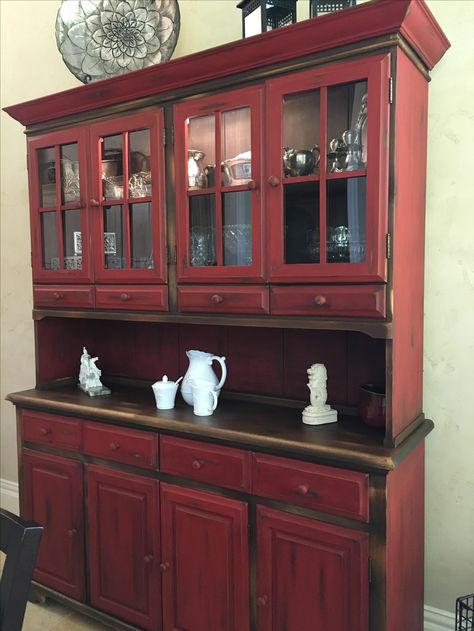 Red chalk cabinet Red Hutch, Red Painted Furniture, Chalk Painted Furniture, Antiquing Furniture Diy, Table Redo, Painted Bookshelves, Rustic Furniture Diy, Red Furniture, Painted Bedroom Furniture