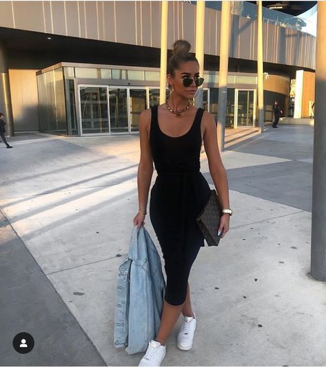 Neon Green Dresses, Boring Work, Slogan Tees, Neon Dresses, Sleeveless Outfit, Suede Mules, Looks Street Style, Instagram Outfits, Elegantes Outfit