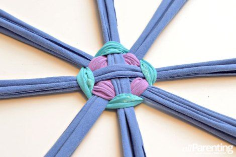 Hoop Weaving, Hula Hoop Rug, Rag Rug Diy, Rag Rug Tutorial, Braided Rug Diy, Braided Rag Rugs, Crochet Rag Rug, Rug Tutorial, Fabric Christmas Ornaments Diy