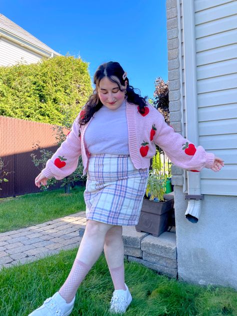 Cute Pink Plus Size Outfits, Plus Size Outfits Colorful, Strawberry Cardigan Outfit, Plus Size Pastel Outfits, Pink Plaid Skirt Outfit, Fall Fashion Plus Size, Pink Fall Outfits, Kidcore Outfit, Cute Cardigan Outfits