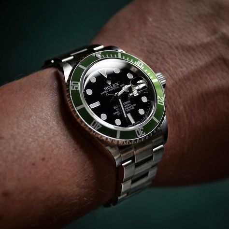 Rolex Submariner 16610LV “Kermit” Review Rolex Hulk, New Hulk, Modern Bracelets, Watch Review, Watch Winder, Sports Models, Luxury Timepieces, Rolex Submariner, Men Looks