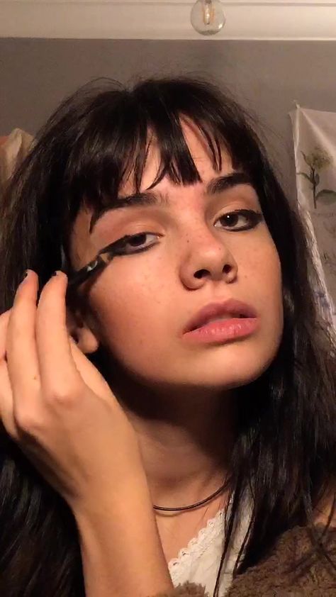 Doing Makeup Pose Reference, 70s Eye Makeup, Tiktok Makeup Tutorial, Bi Aesthetic, Makeup Ideas Natural, Vintage Makeup Looks, Smudged Eyeliner, Human Photo, Tiktok Makeup