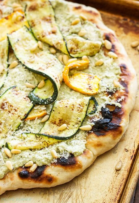 Zucchini Ricotta, Pizza Vegetarian, Ricotta Pizza, Healthy Weekly Meal Plan, Pizza Gourmet, Pizza Fatta In Casa, Zucchini Pizzas, Pine Nut, Grilled Zucchini