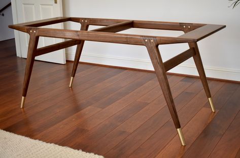 Dinning Table Diy, High End Residential, Wood Table Design, Dining Room Table Decor, Rustic Dining Room, Home Decor Crate, Furniture Table, Walnut Dining Table, Bench Designs