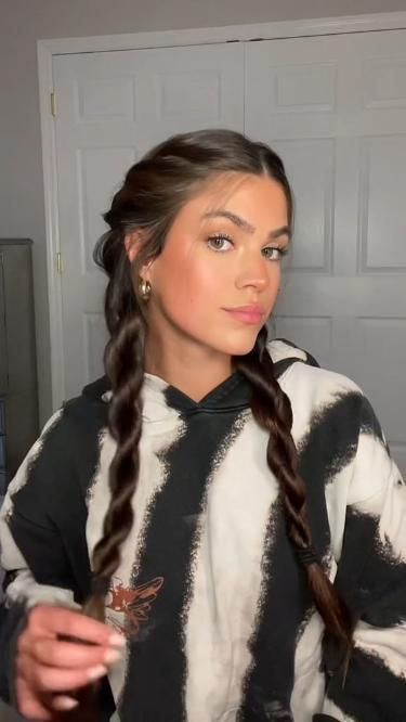 Try this easy summer rope braid hair tutorial for yourself! Wolf Bangs, Cute Hair Tutorials, Haircuts For Long Hair Straight, Aesthetic Hair Care, Collage Selfie, Bangs Aesthetic, Rope Braided Hairstyle, Roman Hairstyles, Long Hair Straight