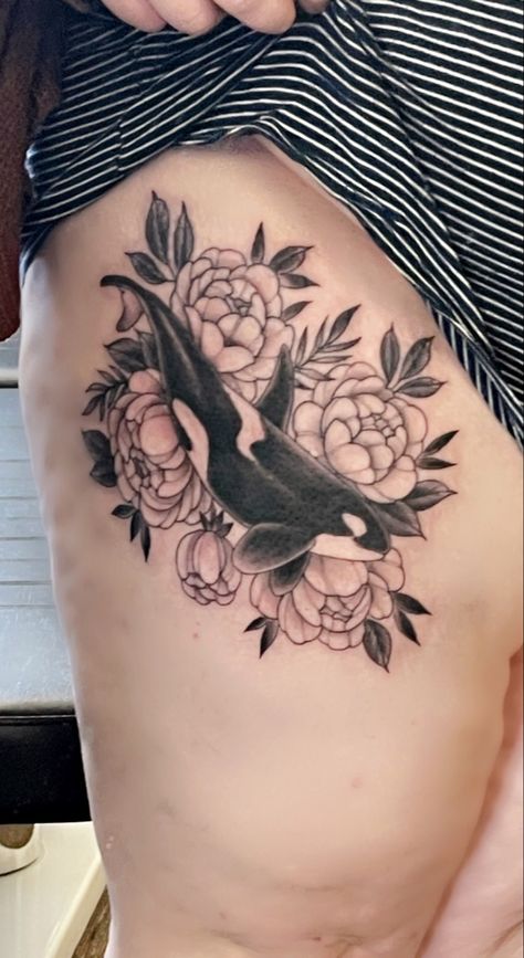 Orca And Flower Tattoo, Dolphin Floral Tattoo, Dolphin Flower Tattoo, Orca Tattoo Thigh, Floral Orca Tattoo, Orca Tattoo With Flowers, Orca Tattoo Design, Tattoo Dream, Orca Art