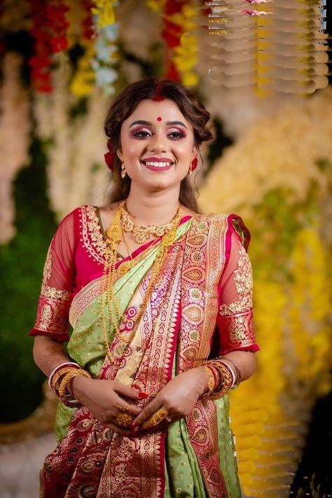 Benarasi Saree Bengali, Saree Bengali, Cotton Dress Pattern, Hair Style On Saree, Bengali Bridal Makeup, Indian Wedding Bride, Saree Wearing Styles, Cotton Blouse Design, Indian Wedding Photography Couples