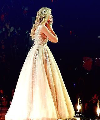 This dress is gorgeous. It's like a fairy tale princess dress. Taylor Swift Speak Now, Speak Now, Taylor Swift Fan, Taylor Swift 13, Taylor Swift Pictures, Taylor Alison Swift, Ball Gown, Princess Dress, Selena Gomez