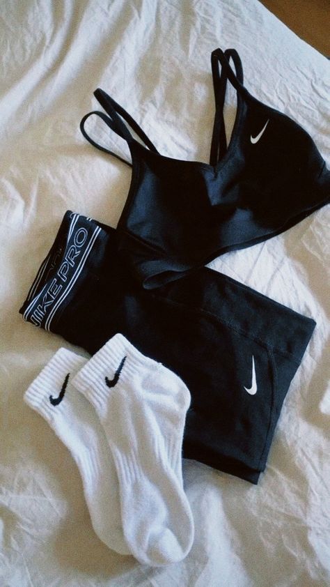 Modest Workout, Gym Ootd, Lulu Outfits, Pilates Outfit, Gymwear Outfits, Gym Crush, Ootd Women, Fitness Wear Outfits, Cute Gym Outfits