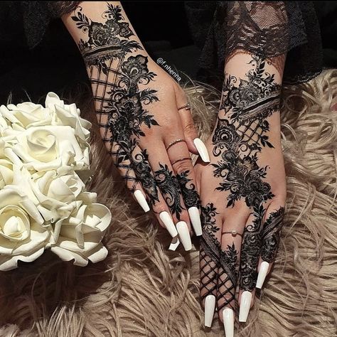 Black Henna Designs Arabic, Henna Queen, Mehendi Arabic, Henna Tattoo Back, Black Mehndi Designs, Holiday Tattoo, Somali Wedding, Cute Henna Designs, Henna Style Tattoos