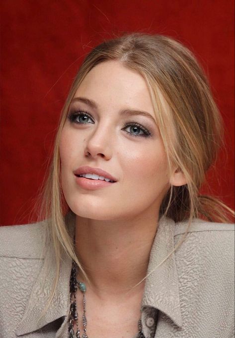 Blake Lively Highlights, Blake Lively Headshots, Blonde Hair Blue Eyes Actress, Blake Lively Side Profile, Blake Lovely Hair, Blake Lively Makeup Looks, Blake Lively Makeup Eye, Blake Lively Brunette, Blake Lively Brown Hair