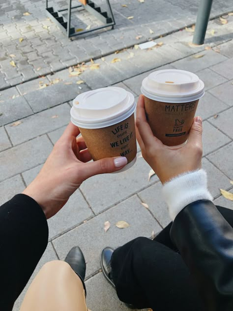 Coffee Dates Aesthetic, People Drinking Coffee, Best Friend Dates, Friends Drinks, Day Aesthetic, Coffee Shop Aesthetic, Coffee And Donuts, Coffee With Friends, Coffee Pictures