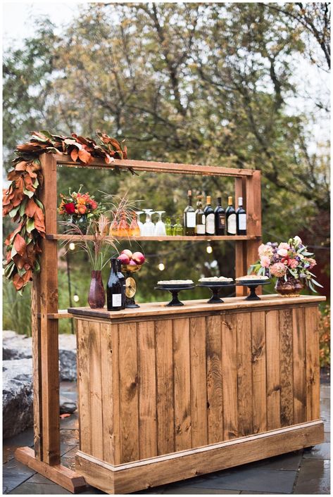 Wedding Food Backdrop, Rustic Bar Ideas Wedding, Wedding Bar Design Ideas, Wooden Bar For Wedding, Pallet Bar For Wedding, Drink Bar For Wedding, Fall Cocktail Hour Wedding, Wedding Venue Bar Ideas, Pallet Bar Wedding