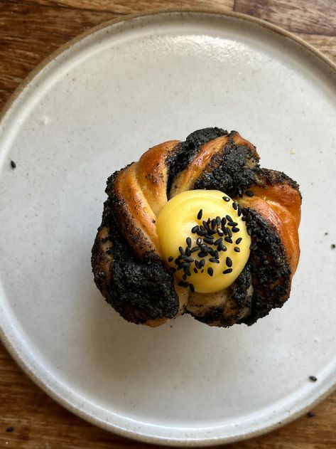 KP+: Black sesame and Yuzu Milk Buns - by Nicola Lamb Black Sesame Buns, Black Bread Recipe, Black Sesame Dessert, Asian Buns, Milk Buns, Black Bread, Baking Bad, Black Dessert, Morning Bun