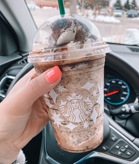 Starbucks Drinks Cookies And Cream, Starbucks Cookies And Cream Frappuccino, Starbucks Cookies And Cream, Cookies And Cream Frappuccino, Starbucks Pink Drink Recipe, Starbucks Frappuccino Recipe, Cookies And Cream Cookies, Starbucks Cookies, Starbucks Drink Menu