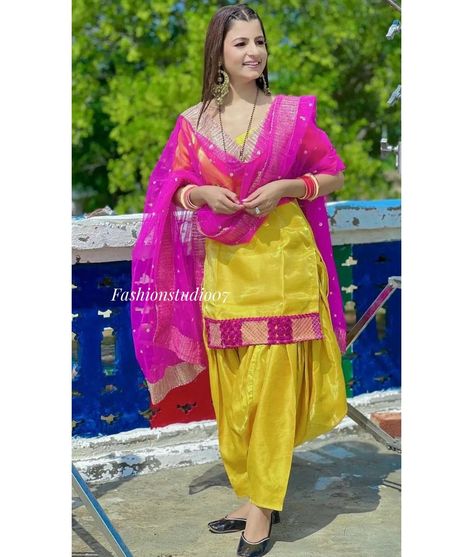 Punjabi Salwar Kameez, Wife Clothes, Patiala Suit Designs, Punjabi Salwar, Desi Wedding Dresses, Salwar Pattern, Designer Punjabi Suits, Hot Dresses Tight, Pink Suit