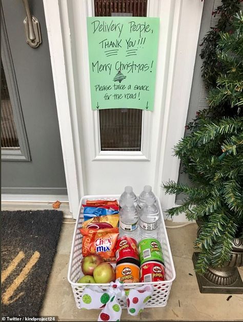 Americans are leaving out snacks for delivery drivers dropping gifts to their homes Leaving Snacks For Delivery Drivers, Ups Driver Gift Ideas, Snacks For Mail Carrier, Gifts For Delivery Drivers, Porch Snacks, Mail Carrier Gift Ideas, Treats For Delivery Drivers, Snacks For Delivery Drivers, Delivery Driver Snack Basket