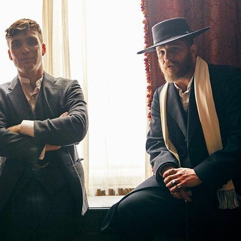 Cillian Murphy & Tom Hardy between takes on the set of Peaky Blinders Cillian Murphy Wife, Alfie Solomons, Steven Knight, Red Right Hand, Peaky Blinders Tommy Shelby, Peaky Blinders Quotes, Cillian Murphy Peaky Blinders, Boardwalk Empire, Fashion Blogger Style