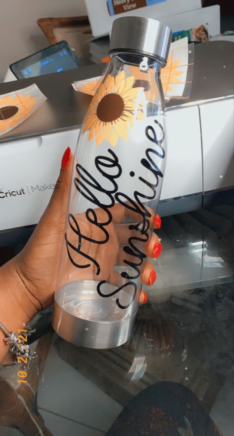 DIY Cricut Sunflower Vinyl Decal Waterbottle Water Bottles Designs, Water Bottle Ideas Vinyl, Cricket Water Bottle Ideas, Walmart Water Bottle Cricut Ideas, Water Bottle Vinyl Ideas Cricut, Custom Water Bottles Ideas, Cricut Bottle Ideas, Vinyl Water Bottle Ideas, Water Bottle Design Cricut