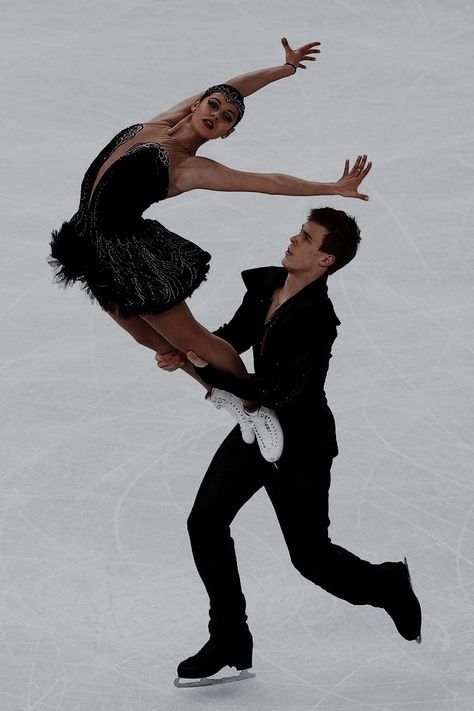 Ice Skating Photography, Pairs Figure Skating, Ice Aesthetic, Figure Skating Outfits, Ice Skating Outfit, Skating Aesthetic, Ice Skating Rink, People Poses, Ice Rink