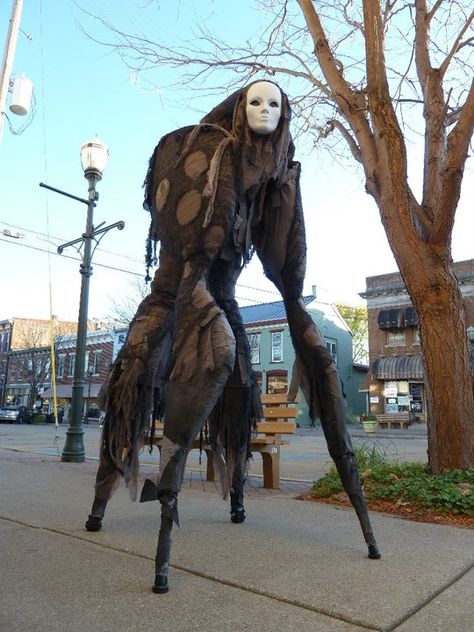 Fantastically Creepy 'Stilt Spirit' Costume Allows the Wearer to Walk on Four Legs Strašidelný Halloween, Halloween Pauroso, Stilt Costume, Läskig Halloween, Spirit Costume, Spirit Halloween Costumes, Costume Tutorial, Manualidades Halloween, Idee Cosplay