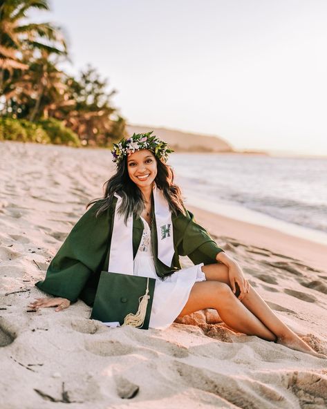 Had some fun doing some beach graduation photos for Amanda graduating from Univeristy of Hawaii #graduation #graduationpictures #graduationphotography #2020 #graduationparty #hawaii Senior Pictures Hawaii, Beach Graduation Pictures, High School Graduation Pictures, Cap And Gown Pictures, Nursing Graduation Pictures, Senior Photoshoot Poses, College Graduation Photoshoot, College Graduation Pictures Poses, Grad Photography