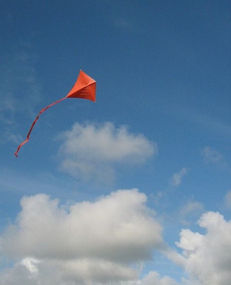 Kite In Sky, Diy Kites, Rainy Day Projects, Kite Building, Diy Kite, Kite Making, Go Fly A Kite, Kite Flying, Blue Sky Background