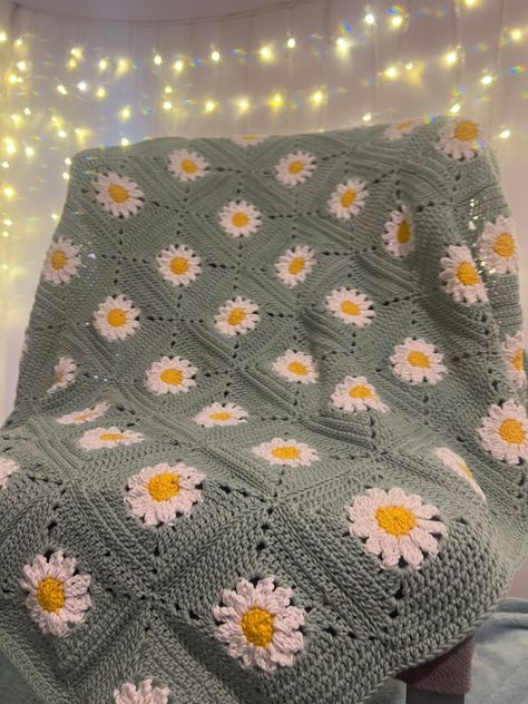 Granny Square Blanket Daisy, Crochet Blanket Daisy, Crochet Daisy Granny Square Blanket, Crochet Blanket Patterns Unique, Floral Crochet Blanket, Crochet Daisy Blanket, Daisy Crochet Blanket, Daisy Granny Square Blanket, Unique Crochet Blanket