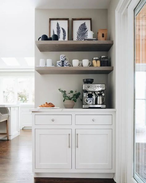 31 Inviting Kitchen Coffee Bar Ideas for Your Home Oasis - placeideal.com Kaffe Station, Built In Coffee Bar, Coffee Bar Ideas Kitchen Counter, At Home Coffee, Coffee Station Kitchen, Coin Café, Coffee Bar Station, Coffee Area, Coffee Bar Ideas