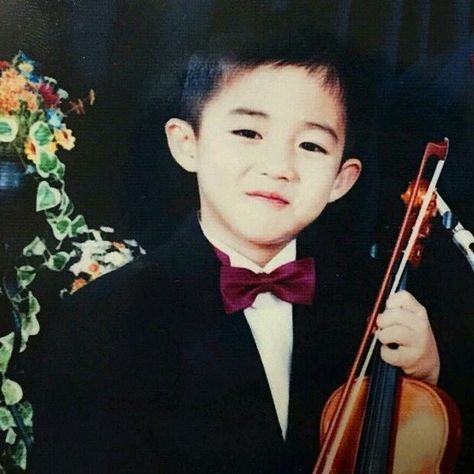 BABY SEUNGCHEOL WITH A VIOLIN !! SO CUTE #scoups #svt S.coups Svt, Svt S.coups, Childhood Pictures, S.coups Seventeen, S Coups, 17 Kpop, Seventeen Scoups, Foto Baby, Seventeen Album